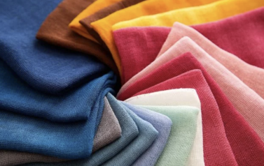 So sánh độ bền màu khi in trên vải cotton, poly và cotton poly