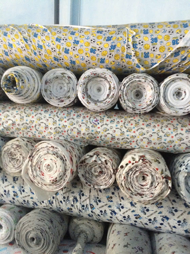 Gia công in hoa văn trên vải